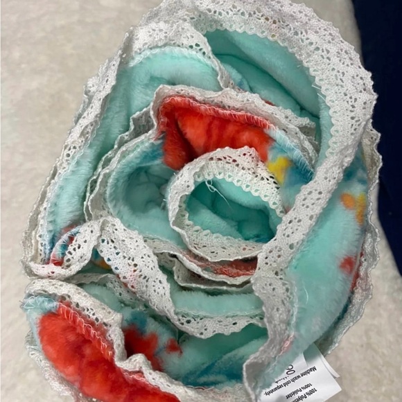 Cheerful Rose Velvet Plush Oversized Throw 50 x 72. - Picture 3 of 7